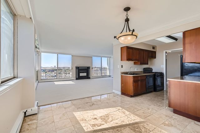20 N Tower Road 12M, Oak Brook, IL 60523
