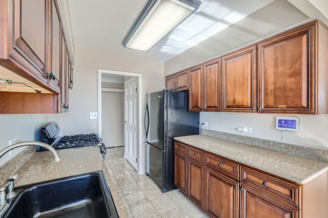 20 N Tower Road 12M, Oak Brook, IL 60523