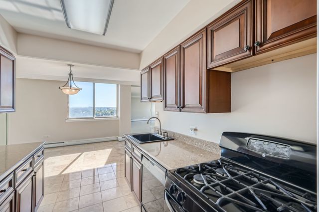20 N Tower Road 12M, Oak Brook, IL 60523