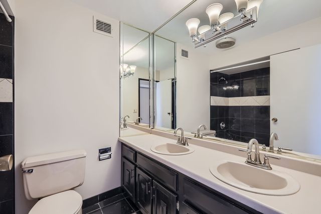 20 N Tower Road 12M, Oak Brook, IL 60523