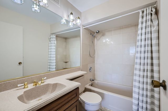 20 N Tower Road 12M, Oak Brook, IL 60523