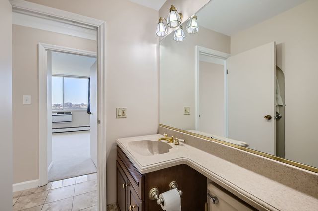 20 N Tower Road 12M, Oak Brook, IL 60523