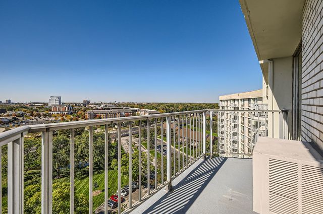 20 N Tower Road 12M, Oak Brook, IL 60523