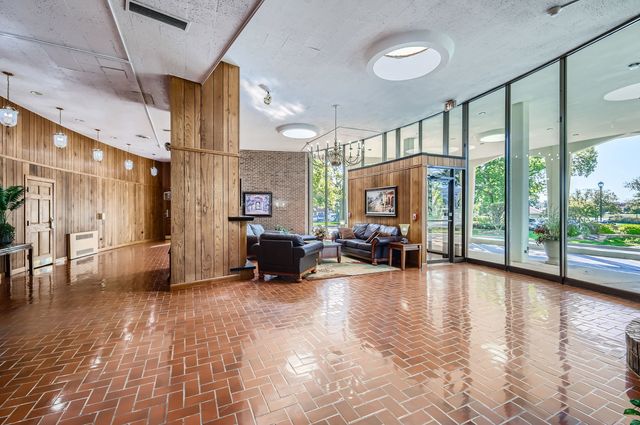 20 N Tower Road 12M, Oak Brook, IL 60523