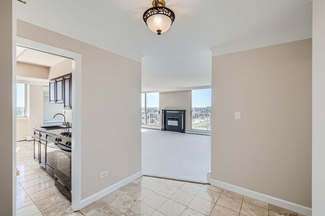 20 N Tower Road 12M, Oak Brook, IL 60523