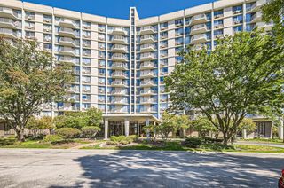 20 N Tower Road 12M, Oak Brook, IL 60523