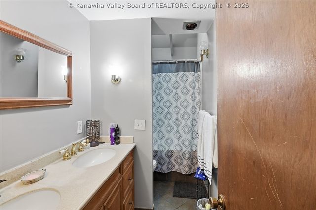 123 Round Knob Road, Red House, WV 25168