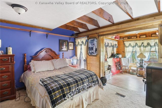 123 Round Knob Road, Red House, WV 25168