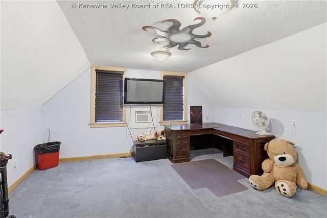 123 Round Knob Road, Red House, WV 25168