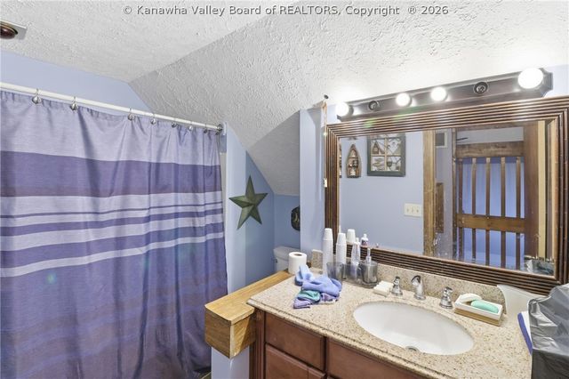 123 Round Knob Road, Red House, WV 25168