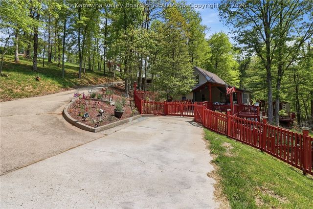 123 Round Knob Road, Red House, WV 25168
