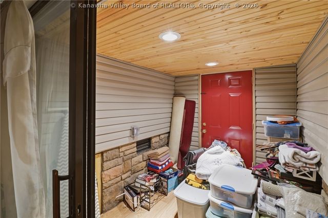 123 Round Knob Road, Red House, WV 25168
