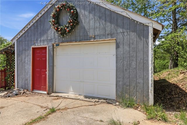 123 Round Knob Road, Red House, WV 25168