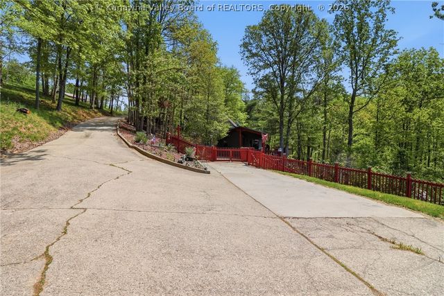 123 Round Knob Road, Red House, WV 25168