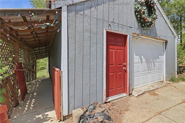 123 Round Knob Road, Red House, WV 25168