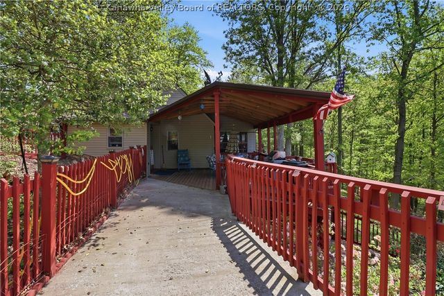 123 Round Knob Road, Red House, WV 25168