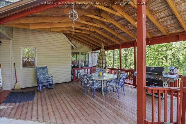 123 Round Knob Road, Red House, WV 25168