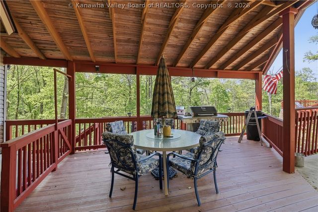 123 Round Knob Road, Red House, WV 25168
