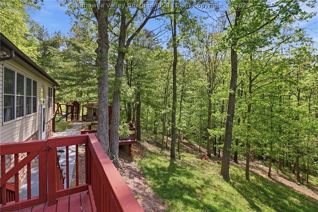 123 Round Knob Road, Red House, WV 25168