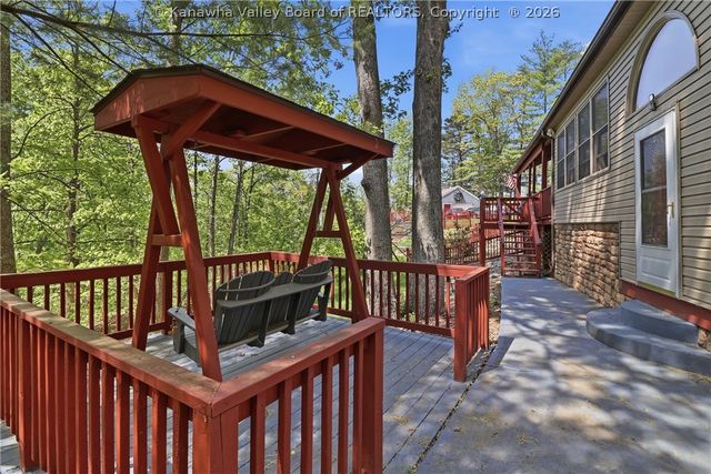 123 Round Knob Road, Red House, WV 25168