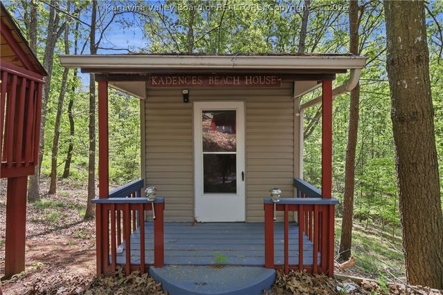 123 Round Knob Road, Red House, WV 25168