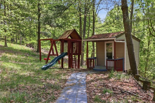 123 Round Knob Road, Red House, WV 25168