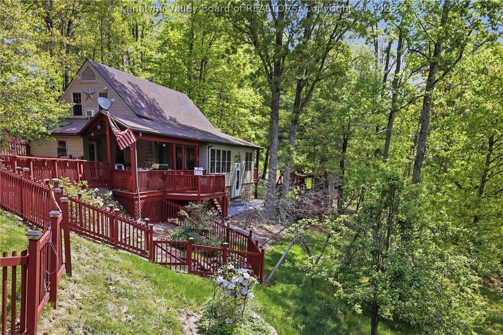 123 Round Knob Road, Red House, WV 25168
