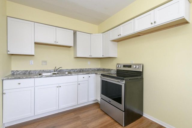 325 Sentinel DRIVE, Waukesha, WI 53189