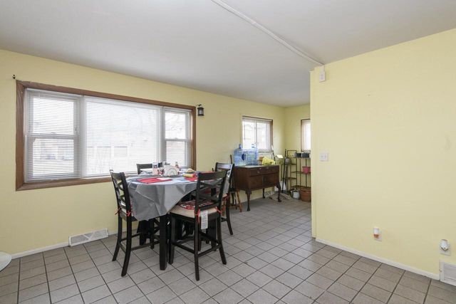 325 Sentinel DRIVE, Waukesha, WI 53189