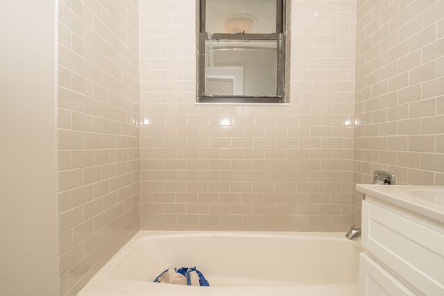 817 W Lakeside Place 208, Chicago, IL 60640