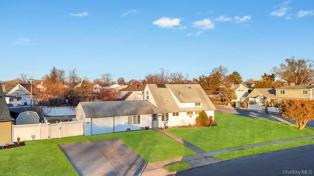 15 Autumn Lane, Hicksville, NY 11801