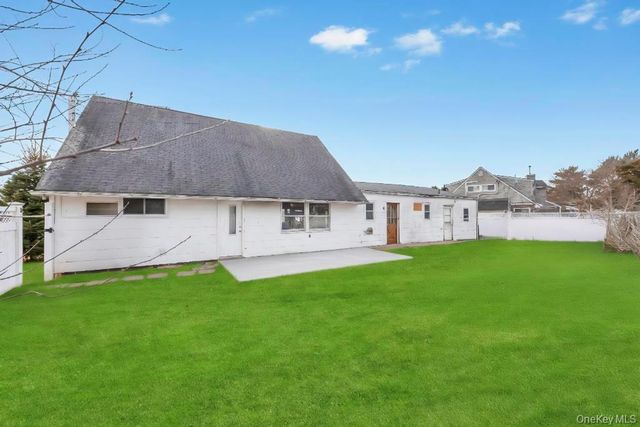 15 Autumn Lane, Hicksville, NY 11801