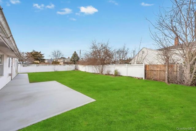 15 Autumn Lane, Hicksville, NY 11801