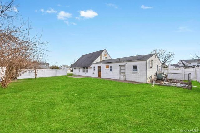 15 Autumn Lane, Hicksville, NY 11801