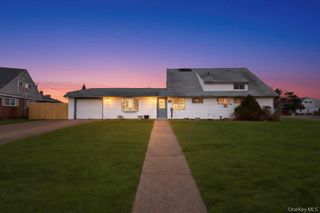 15 Autumn Lane, Hicksville, NY 11801