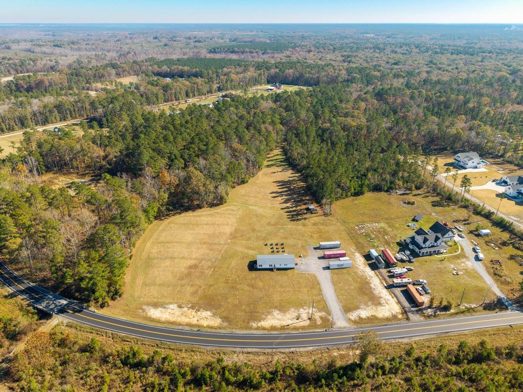 Image 4 of property listing at 1640 Calamus Pond Road, Summerville, SC 29486