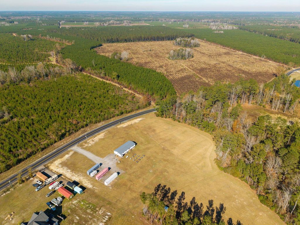 Image 5 of property listing at 1640 Calamus Pond Road, Summerville, SC 29486