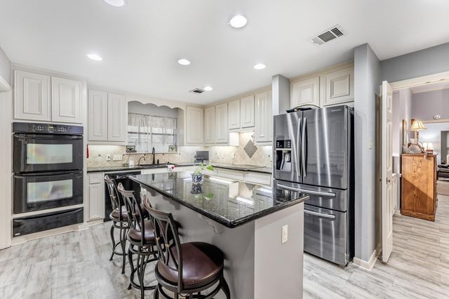 2004 E Lake Drive, Huntsville, TX 77340