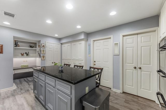 2004 E Lake Drive, Huntsville, TX 77340