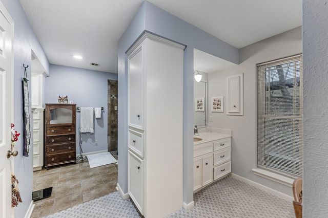 2004 E Lake Drive, Huntsville, TX 77340