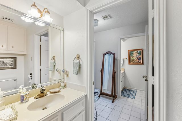 2004 E Lake Drive, Huntsville, TX 77340