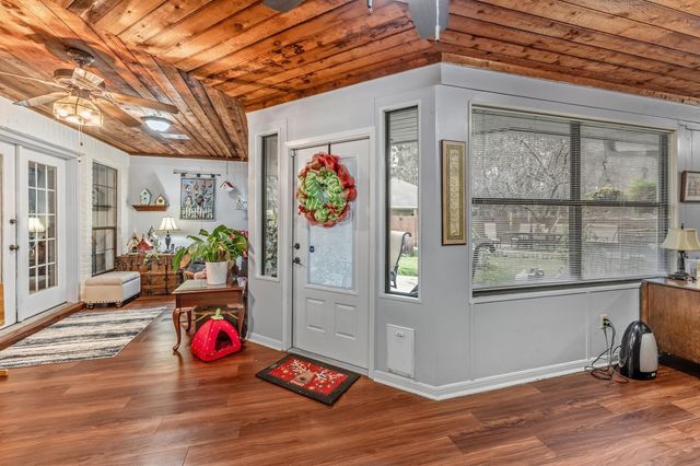 2004 E Lake Drive, Huntsville, TX 77340