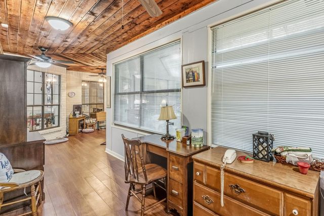 2004 E Lake Drive, Huntsville, TX 77340