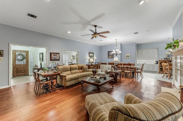 2004 E Lake Drive, Huntsville, TX 77340