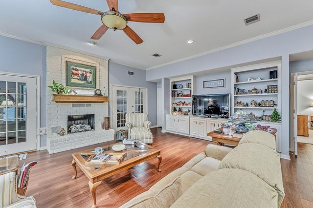 2004 E Lake Drive, Huntsville, TX 77340