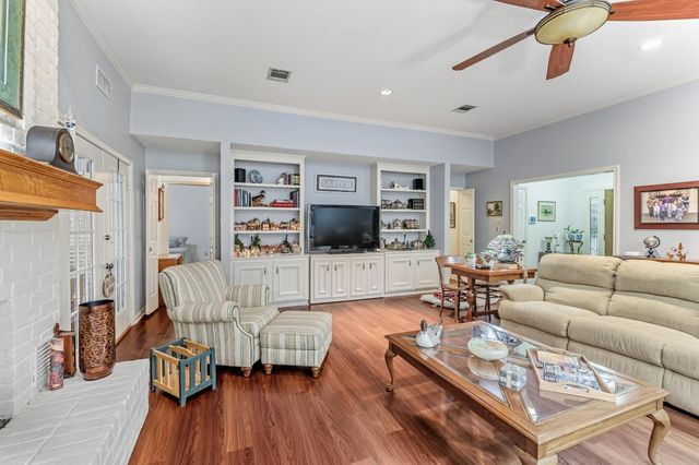 2004 E Lake Drive, Huntsville, TX 77340