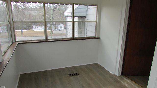 102 High Street, Laurens, SC 29360