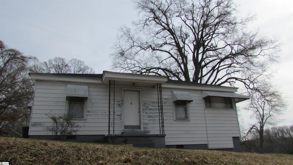 102 High Street, Laurens, SC 29360