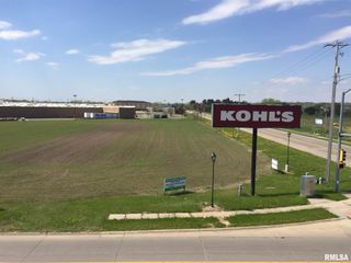 2439 VALLEY WAY Court, Clinton, IA 52732