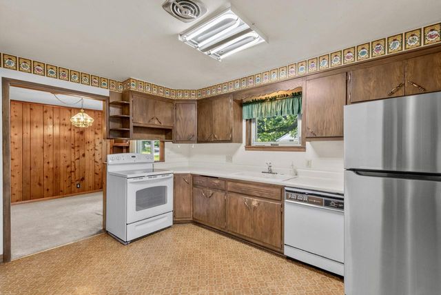 5375 S Tuckaway DRIVE, Greenfield, WI 53221
